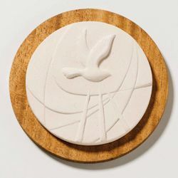 Immagine di Tondo Cresima su tavola in legno cm 14 (5,5 inch) Scultura in argilla refrattaria bianca Ceramica Centro Ave Loppiano