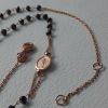 Imagen de Collar Rosario Cuello Redondo con Medalla Nuestra Señora Milagrosa y Cruz cadena pasante gr 5,2 Oro rosa 18kt con Onyx Unisex Mujer Hombre 