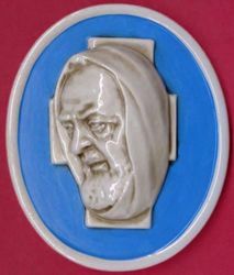Immagine di Santo Padre Pio Tondo da Muro cm 23x19 (9,1x7,5 in) Bassorilievo Maiolica Robbiana