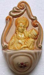 Immagine di Beata Vergine con Bambino e fiori Acquasantiera cm 14 (5,5 in) Ceramica invetriata dipinta a mano