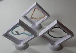 Imagen de Pulsera con cuentas de cristal y cruz de madreperla en caja - Topacio Aguamarina Ónix