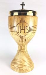 Immagine di Pisside liturgica Ciborio H. cm 20 (7,9 inch) Simbolo JHS e Raggi di Luce in Legno di Ulivo di Assisi