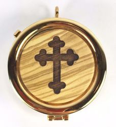 Immagine di Teca eucaristica Viatico Scatola porta Ostie Diam. cm 6 (2,4 inch) Croce stilizzata in Ottone dorato e Legno di Ulivo di Assisi