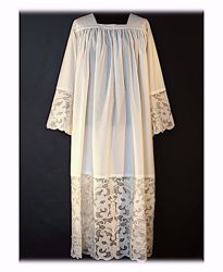 Immagine di SU MISURA Camice liturgico collo quadro ricamo sfrangiato floreale su tulle misto cotone bianco