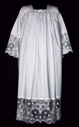 Immagine di SU MISURA Camice liturgico collo quadro ricamo liberty Croci piccole su tulle sfrangiato misto cotone bianco