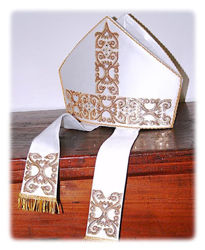 Immagine di Mitria Liturgica Stile Moderno Ricamo Oro Paillettes Strass Cristallo Raso Bianco