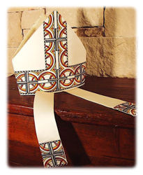 Imagen de Mitria litúrgica Diseño Geométrico Cruces Hilo Oro y Colores Satén Blanco