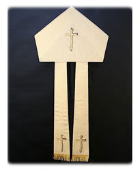 Imagen de Mitria litúrgica Forma Moderna Adornos Bordados Oro y Colores Shantung Blanco