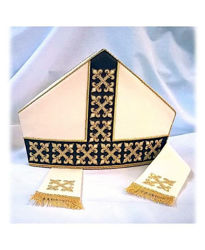 Immagine di Mitria Liturgica Disegno Moderno Gallone Ricamato a Crocette Oro Shantung Bianco